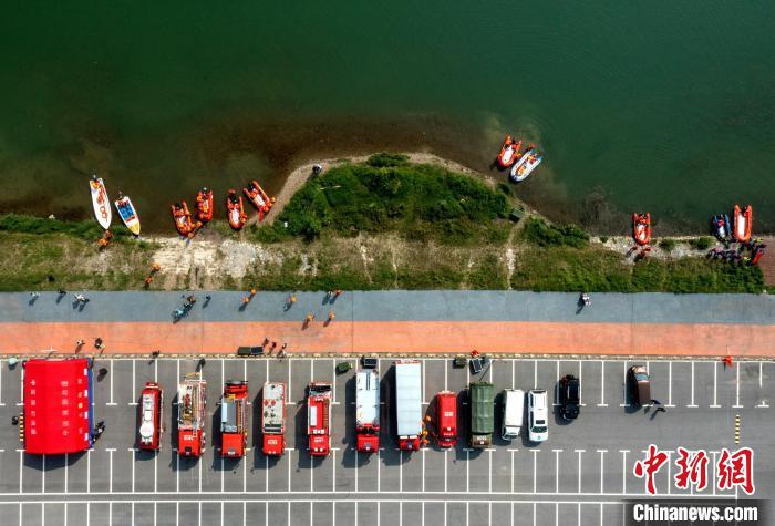 消防隊員在漢江水域開展抗洪救援實戰(zhàn)拉動演練 蘇曉杰 攝