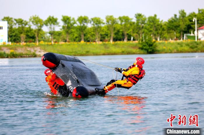 消防隊員在漢江水域開展抗洪救援實戰(zhàn)拉動演練 張巖巖 攝