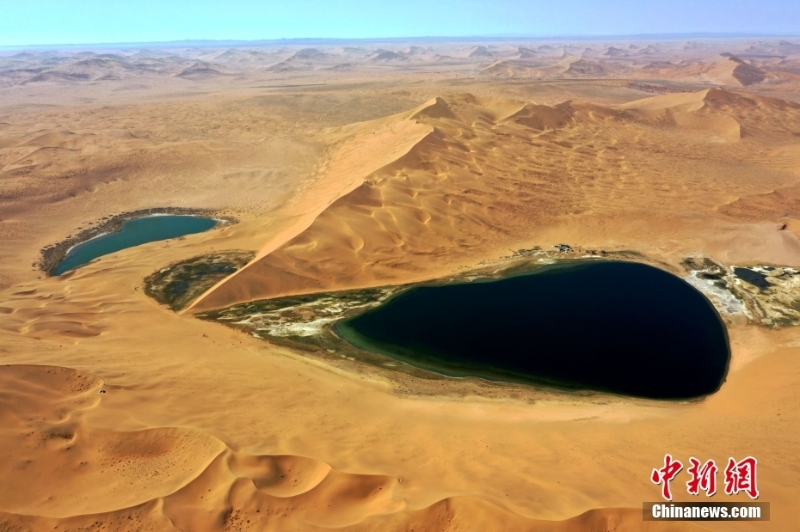 巴丹吉林沙漠鑲嵌數(shù)十個沙漠湖泊 如同璀璨寶石