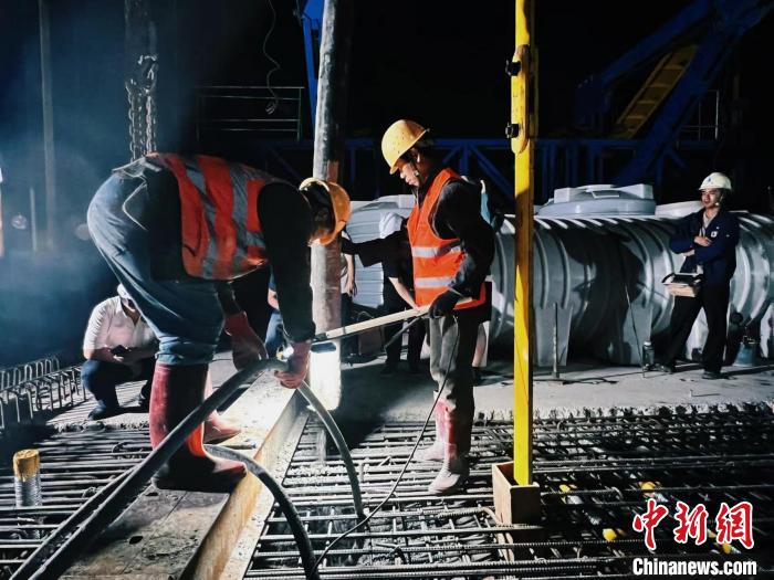 廣(州)湛(江)鐵路陽(yáng)江段元山嶺特大橋跨馬皇河連續(xù)梁施工 楊福江 攝