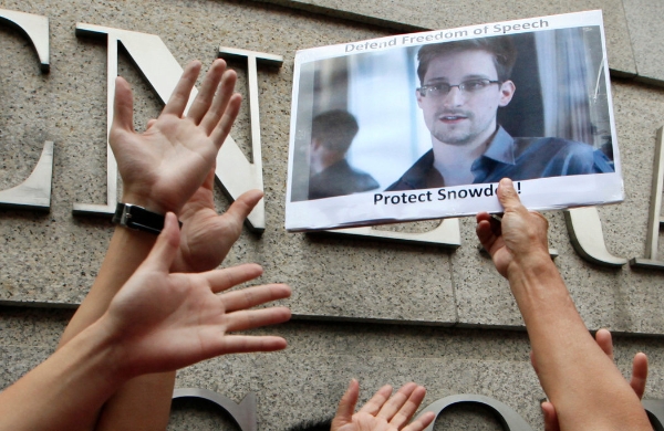 斯諾登曝光“棱鏡計劃”后，被支持者譽為吹哨人（圖源：紐約時報中文網(wǎng)）