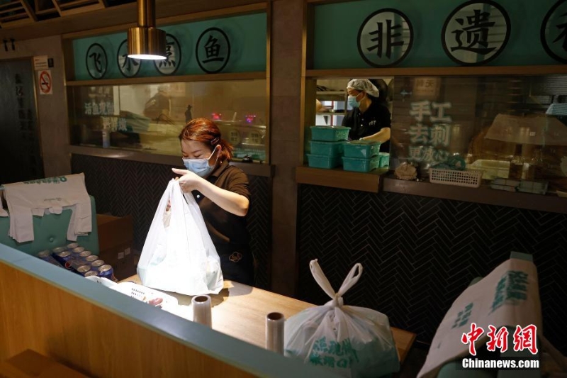 （上海戰(zhàn)疫錄）上海大型商場全力推動具有保供證明的餐飲企業(yè)復工復產