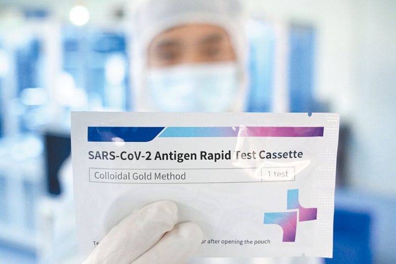 快篩試劑1劑難求，大陸國臺辦表示願提供協(xié)助臺灣取得快篩試劑，遭陸委會以藉機搞分化拒絕；疫情指揮中心指揮官陳時中則表示，中國相關意見可根據(jù)法規(guī)辦理。圖為大陸合肥必歐瀚生物技術公司生產的新冠抗原檢測試劑。（新華社）