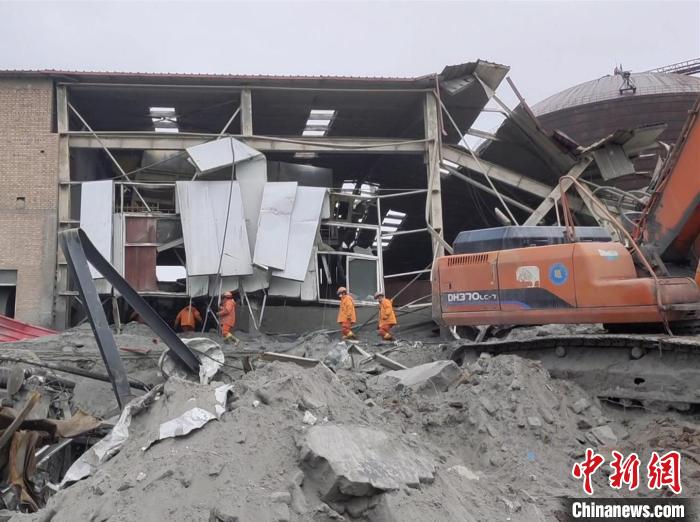 消防員在一處受損廠房附近搜救被困人員。　趙思華 攝