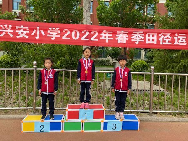 東營(yíng)市廣饒縣興安小學(xué)第三屆春季田徑運(yùn)動(dòng)會(huì)開(kāi)幕