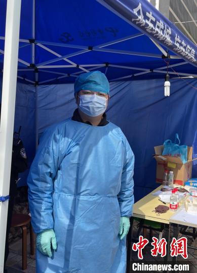 楊永青在上海黃浦區(qū)五里橋街道當(dāng)志愿者，為居民做心理疏導(dǎo)?！∈茉L者 供圖