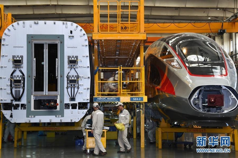 2018年5月10日，“復(fù)興號(hào)”動(dòng)車組在總裝生產(chǎn)線上裝配。新華社記者 李紫恒 攝