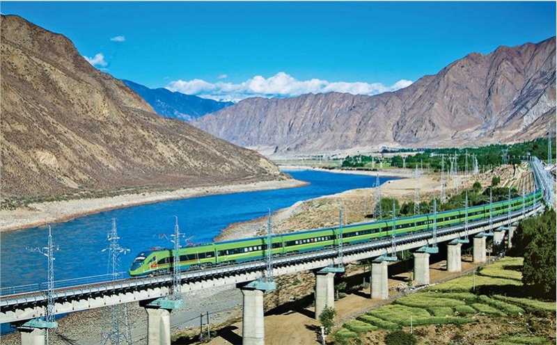 圖為復(fù)興號(hào)高原內(nèi)電雙源動(dòng)力集中動(dòng)車組飛馳在拉林鐵路上。 國(guó)鐵集團(tuán)宣傳部供圖