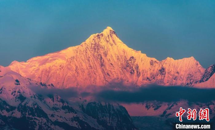 圖為主題展展出的攝影作品?！≈鬓k方供圖