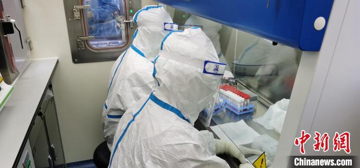 青海戰(zhàn)“疫”移動方艙應急檢測隊：扛得過高反、扛得起重任