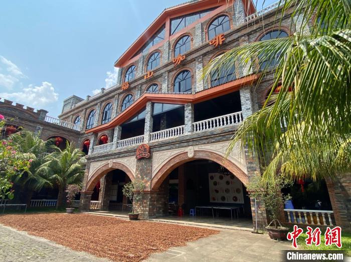 圖為集生產(chǎn)、研發(fā)、觀光體驗(yàn)于一體的福山咖啡體驗(yàn)中心?！》钊?攝