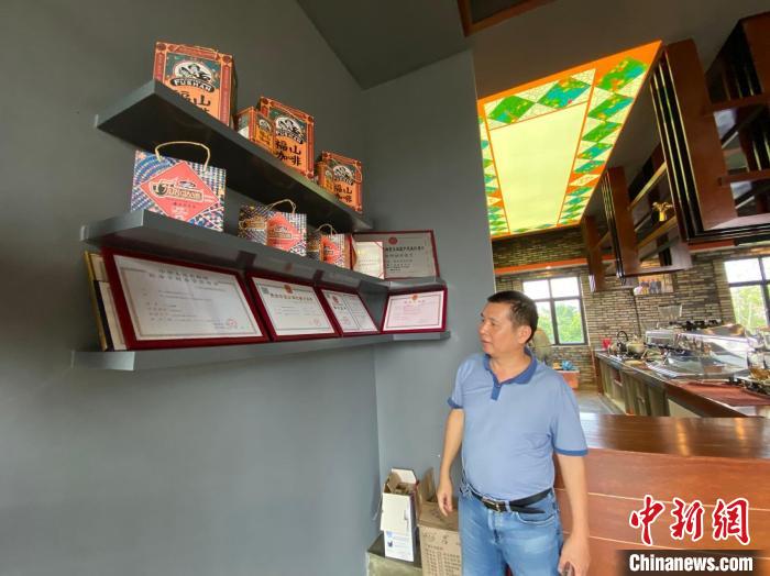徐世炳介紹福山咖啡焙炒技藝入選海南省第五批省級(jí)非物質(zhì)文化遺產(chǎn)代表性項(xiàng)目名錄?！》钊?攝