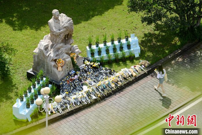 袁隆平逝世一周年西南大學袁隆平雕像前滿是鮮花