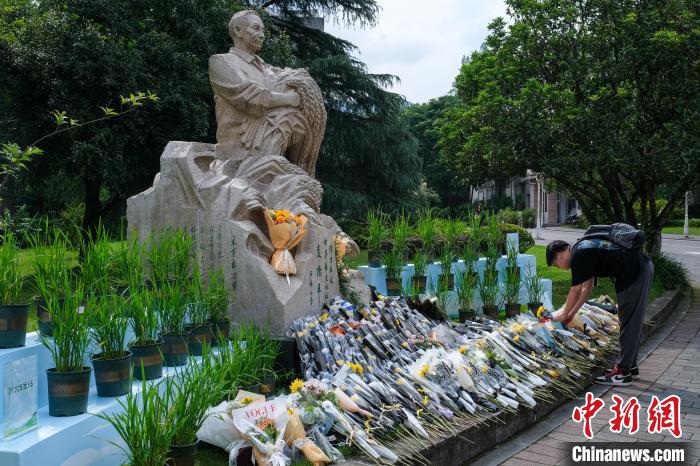 5月22日，西南大學師生自發(fā)在校內袁隆平雕像前獻花，表達思念?！『闻罾?攝