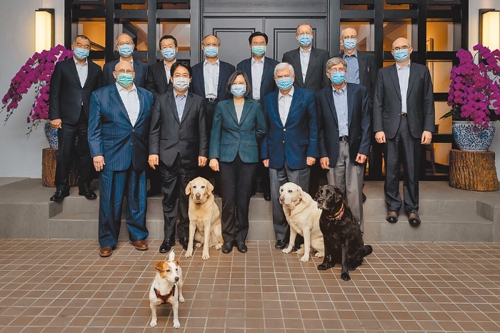 圖為2021年美國總統(tǒng)拜登派遣資深訪團訪臺，蔡英文總統(tǒng)（前排中）在官邸招待前美國副國務卿阿米塔吉（前排左）、前美國參議員陶德（前排右二）、前美國副國務卿史坦柏格（前排右）。 （總統(tǒng)府提供）