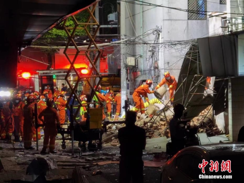 直擊江蘇常州一店鋪爆炸現(xiàn)場(chǎng)  消防人員開(kāi)展救援