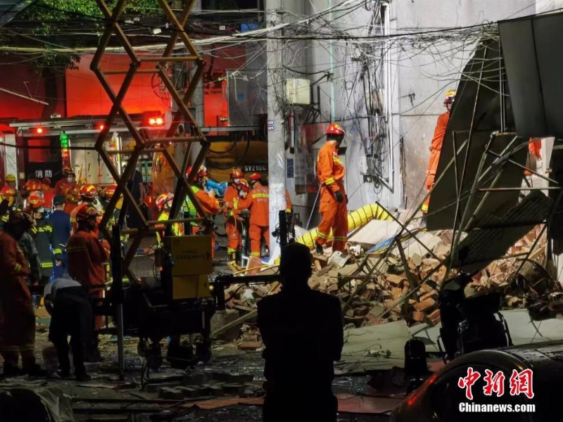 直擊江蘇常州一店鋪爆炸現(xiàn)場(chǎng)  消防人員開(kāi)展救援