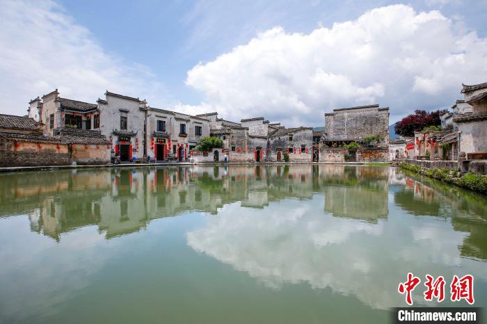 在安徽省黃山市黟縣宏村南湖拍攝的夏日美景?！∈﹣喞?攝