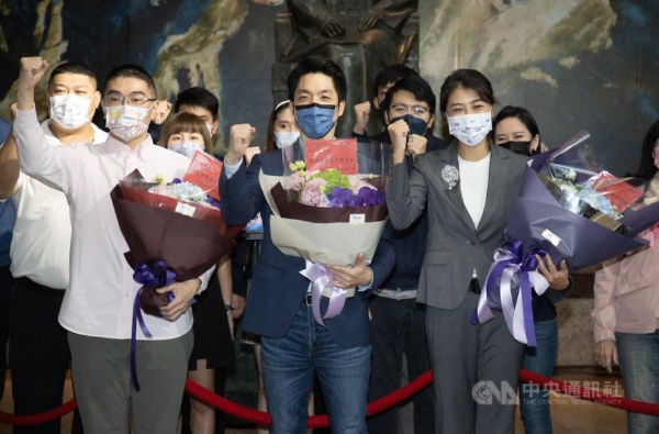 國(guó)民黨25日召開中常會(huì)，會(huì)中通過提名民代蔣萬安（前中）參選臺(tái)北市長(zhǎng)、民代許淑華（前右）參選南投縣長(zhǎng)、前民代謝國(guó)梁（前左）參選基隆市長(zhǎng)后，3人接受聯(lián)訪，高喊當(dāng)選。（圖源：臺(tái)灣“中央社”）