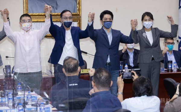 國(guó)民黨25日舉行中常會(huì)，通過提名民代蔣萬安（前右2）參選臺(tái)北市長(zhǎng)、民代許淑華（前右1）參選南投縣長(zhǎng)、前民代謝國(guó)梁（前左1）參選基隆市長(zhǎng)后，和黨主席朱立倫（前左2）攜手高喊當(dāng)選。（圖源：臺(tái)灣“中央社”）