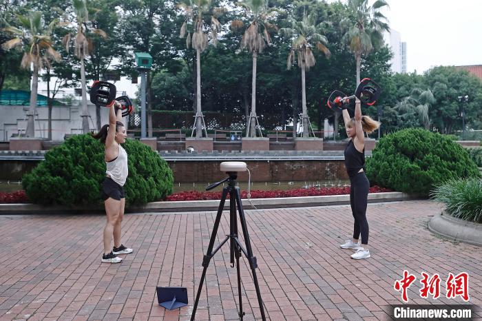 市民在防范區(qū)街頭空曠的場地上進行鍛煉?！∫罅⑶?攝