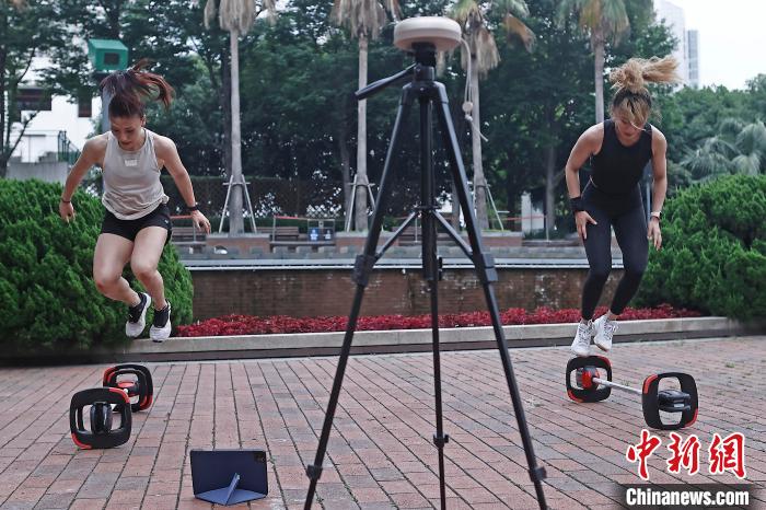 市民在防范區(qū)街頭空曠的場地上進行鍛煉?！∫罅⑶?攝