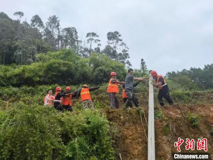 圖為云南移動工作人員開展通信搶險(xiǎn)工作。　云南移動 供圖