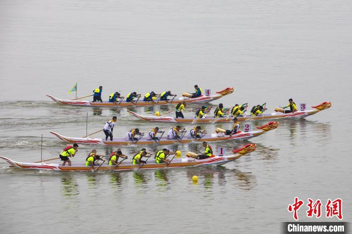 龍舟健兒揮槳競(jìng)渡?！÷櫵?攝