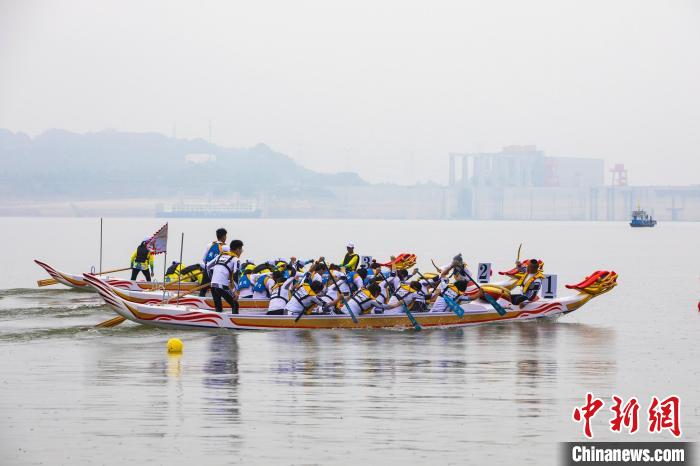 龍舟健兒奮楫擊水?！÷櫵?攝