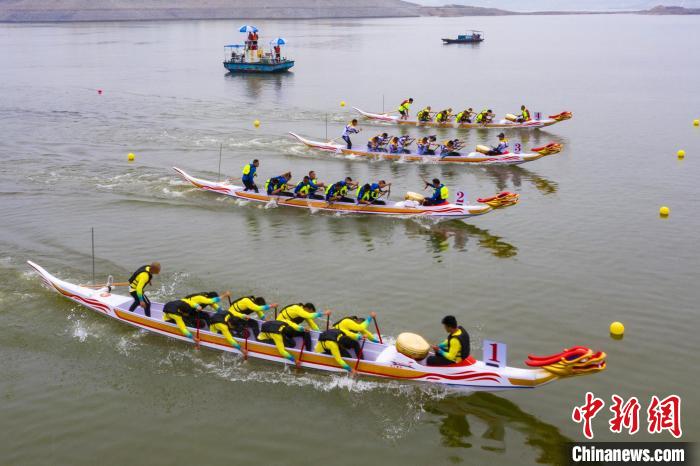 龍舟沖向終點(diǎn)?！÷櫵?攝