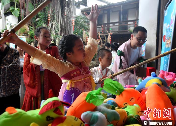 圖為兩岸親自家庭體驗釣“粽子”游戲?！蚊?攝