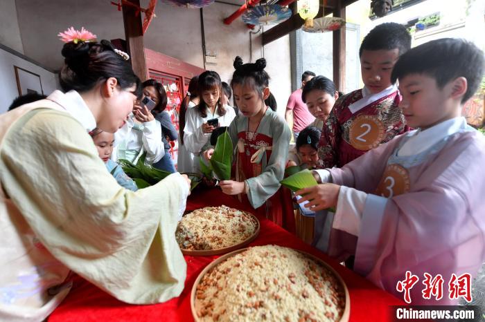 圖為兩岸親自家庭體驗釣包粽子?！蚊?攝