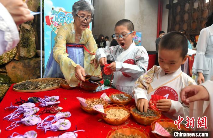 圖為兩岸親自家庭體驗包香囊。　呂明 攝