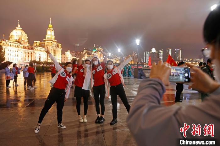 華中科技大學(xué)同濟(jì)醫(yī)學(xué)院附屬同濟(jì)醫(yī)院援滬醫(yī)療隊(duì)隊(duì)員冒雨在外灘濱江步道上擺造型合影?！∫罅⑶?攝