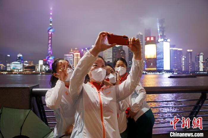 華中科技大學(xué)同濟(jì)醫(yī)學(xué)院附屬同濟(jì)醫(yī)院援滬醫(yī)療隊(duì)隊(duì)員冒雨在外灘濱江步道上合影?！∫罅⑶?攝