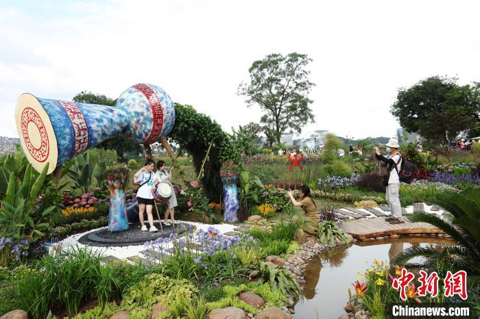 游客拍照留影?！『喂饷?攝