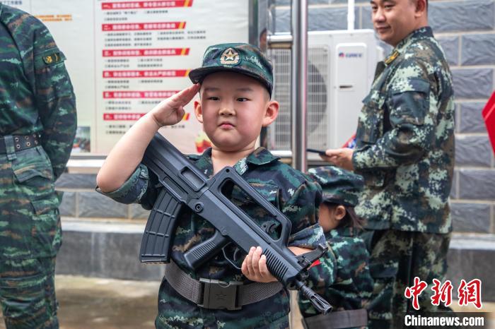 軍娃正在參觀武器裝備?！幖斡?攝