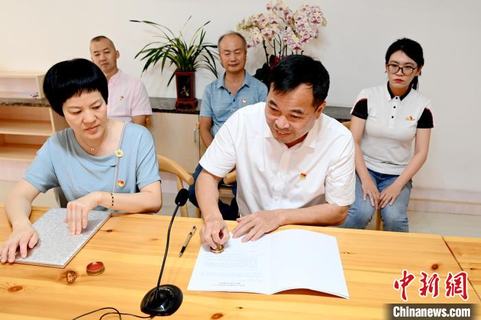 姐妹學(xué)校簽約儀式現(xiàn)場?！埥鸫?攝