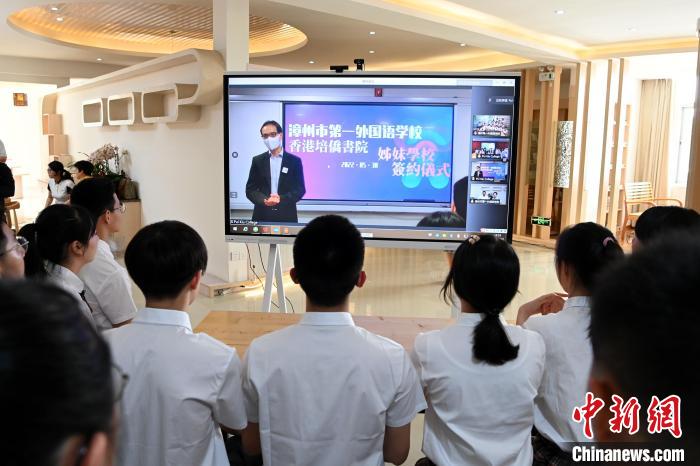 香港培僑書院校長吳育智視頻講話?！埥鸫?攝