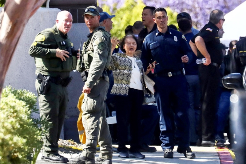 美國(guó)南加州日內(nèi)瓦長(zhǎng)老會(huì)教堂15日發(fā)生槍擊，附近居民在現(xiàn)場(chǎng)圍觀。(圖 路透社)圖片來(lái)源：臺(tái)灣“中時(shí)新聞網(wǎng)”.jpg