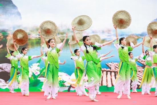 西安市灞橋區(qū)東城第二小學(xué)“名校+”校園文化藝術(shù)節(jié)舉行