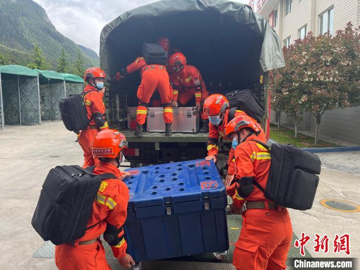 圖為林芝市森林消防支隊迅速啟動地震救援應(yīng)急響應(yīng)，展開地震救援拉動演練?！∥骼@拉翁 攝