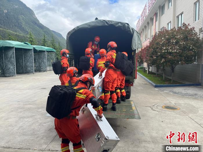 圖為林芝市森林消防支隊迅速啟動地震救援應(yīng)急響應(yīng)，展開地震救援拉動演練。　西繞拉翁 攝