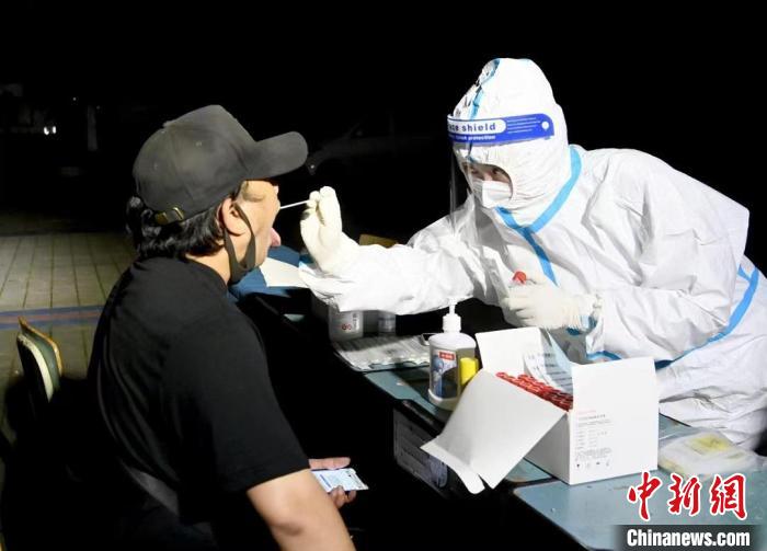 四川雅安蘆山地震現(xiàn)場(chǎng)見(jiàn)聞：太平中學(xué)安置點(diǎn)的不眠夜