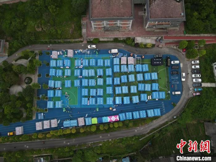 航拍雅安蘆山縣太平鎮(zhèn)太平中學(xué)安置點(diǎn)。 安源 攝