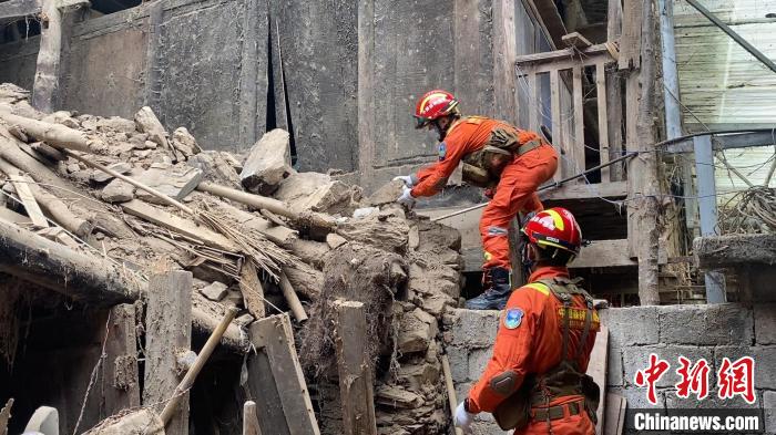 森林消防員幫助村民清理震垮的墻體，排除危險(xiǎn)?！≡i 攝