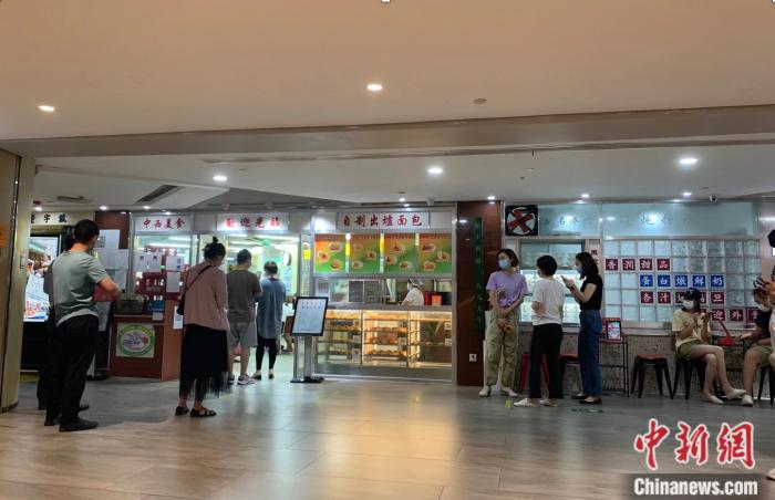 消費(fèi)者6日中午在西單大悅城一餐廳門口取號(hào)排隊(duì)。中新財(cái)經(jīng) 宮宏宇 攝