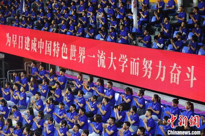 一個多世紀以來，東南大學培養(yǎng)了一大批優(yōu)秀人才，在這里工作或?qū)W習過的兩院院士達200多位?！°蟛?攝