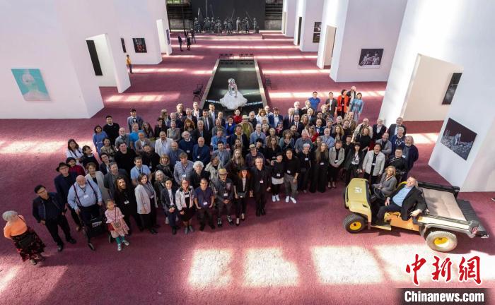 圖為部分參展藝術(shù)家合影。　德國“北部藝術(shù)區(qū)”(NortArt)供圖。