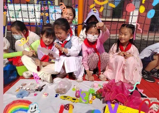 青島市城陽(yáng)區(qū)夏莊街道夏莊小學(xué)開展童心沐黨恩系列慶?；顒?dòng)